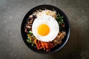 Salada picante coreana com arroz - comida tradicional coreana, bibimbap foto