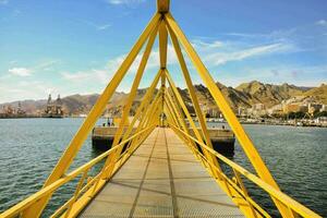 amarelo ponte sobre a água dentro Omã foto