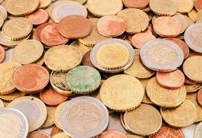 uma pilha do euro moedas em uma branco fundo foto