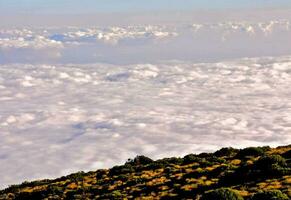 uma Visão do a nuvens a partir de a topo do uma montanha foto