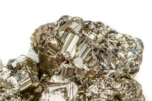 ouro de pirita de pedra mineral macro no fundo branco foto
