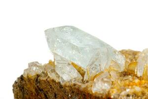 macro pedra mineral quartzo com galena em uma branco fundo foto