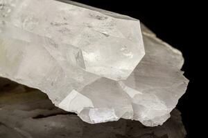 macro mineral pedra strass, Rocha cristal em uma Preto fundo foto