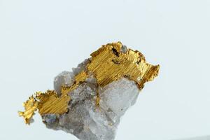 macro mineral pedra metal ouro dentro quartzo em uma branco fundo foto