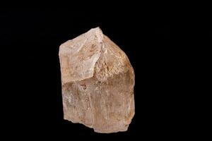 macro pedra gesso mineral em Preto fundo foto