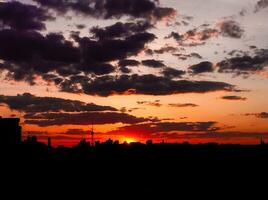 outono pôr do sol vermelho com um céu roxo foto