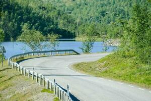 estrada perto uma lago foto