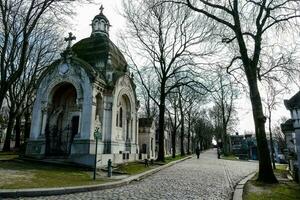 uma pequeno Igreja é em a lado do uma calçada portuguesa estrada foto