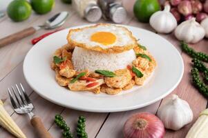 mexa pasta de chili frito com frango e arroz e ovos fritos foto