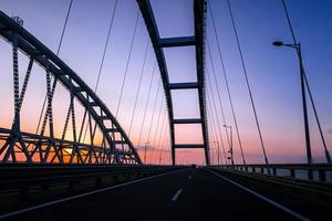 ponte da criméia sobre o estreito de Kerch ao pôr do sol à noite foto