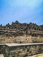 templo borobudur lateralmente com céu claro foto