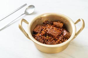 jjapaguri ou chapaguri, macarrão picante de feijão preto coreano com carne bovina foto