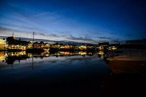 a barcos estão ancorado às noite dentro a Porto foto