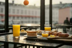 saudável café da manhã com mexidos ovos, suco e frutas. ai generativo foto