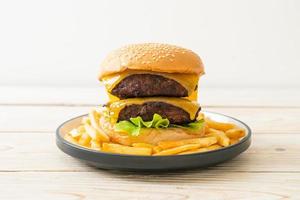 hambúrguer ou hambúrguer de carne com queijo e batatas fritas foto