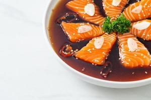 shoyu marinado de salmão ou molho de soja em conserva de salmão