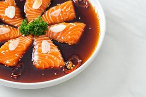 shoyu marinado de salmão ou molho de soja em conserva de salmão