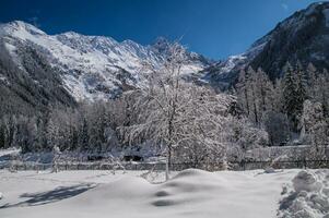 paisagem de inverno nos Alpes franceses foto