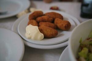 tradicional espanhol Croquetes - bolinhos salgados com maionese. tapas Comida. foto