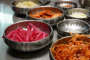 coreano lado pratos banchan dentro pequeno prato. Coréia estilo Comida foto