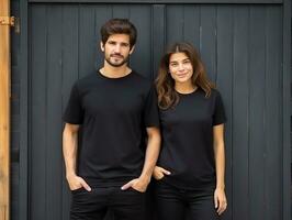 uma casal namorado e namorada vestindo em branco Preto Coincidindo Camisetas brincar para Projeto modelo foto