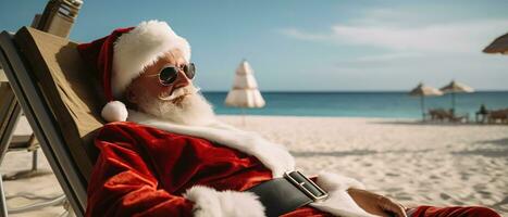 santa claus relaxante em tropical de praia. ele é deitado em uma espreguiçadeira, bebericando uma coquetel, e desfrutando a luz do sol. perfeito para criando Natal cartões, cartazes, ou de outros feriado. generativo ai foto