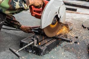 trabalhador homem usando máquina de corte de aço