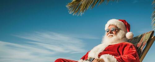 santa claus relaxante em tropical de praia. ele é deitado em uma espreguiçadeira, bebericando uma coquetel, e desfrutando a luz do sol. perfeito para criando Natal cartões, cartazes, ou de outros feriado. generativo ai foto