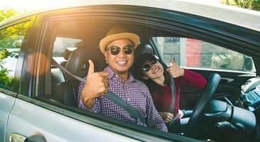 momento feliz casal homem asiático e mulher sentada no carro.
