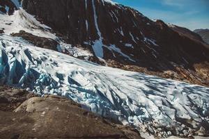 paisagem nas montanhas e paisagem glaciar svartisen na Noruega foto