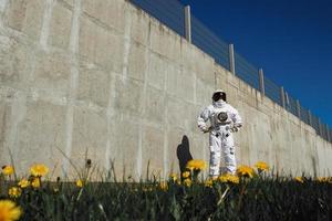 astronauta futurista em um capacete contra paredes cinza