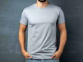 atraente homem vestindo em branco esvaziar cinzento camiseta brincar para Projeto modelo, ai gerado foto