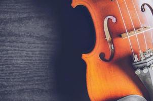 o violino de mesa, clássico instrumento musical utilizado na orquestra. foto