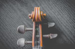 o violino de mesa, clássico instrumento musical utilizado na orquestra. foto