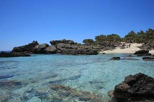 praia kedrodasos ilha de creta lagoa azul acampamento costa águas cristalinas foto