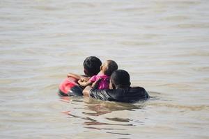 sorong, indonésia 2021- pessoas na praia foto