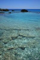 praia kedrodasos ilha de creta lagoa azul acampamento costa águas cristalinas foto