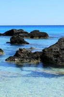 praia de kedrodasos ilha de creta grécia lagoa azul cristal águas corais foto