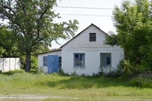 bela casa de fazenda antiga e abandonada no campo foto