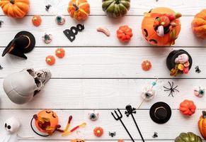 doces coloridos para festa de halloween em fundo branco de madeira foto