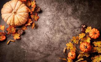 decorações de outono com abóboras e folhas, vista superior em preto foto