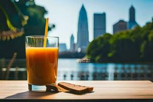 uma vidro do laranja suco com uma fatia do laranja em uma de madeira mesa dentro frente do uma cidade. gerado por IA foto