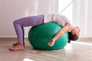 jovem no estúdio de ioga e pilates foto