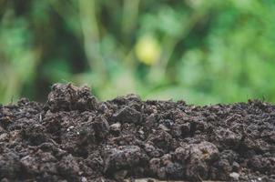 preparando solo para agricultura e pilha de solo com fundo verde. foto