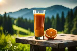 uma vidro do laranja suco em uma de madeira mesa dentro frente do uma montanha. gerado por IA foto