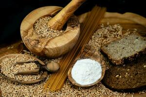 uma pilha do soletrado triticum aestivum espelta em Oliva madeira foto