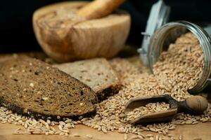 uma pilha do soletrado triticum aestivum espelta em Oliva madeira foto