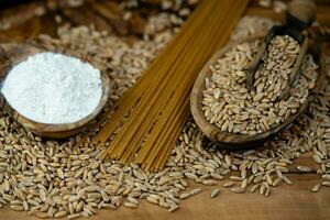 uma pilha do soletrado triticum aestivum espelta em Oliva madeira foto