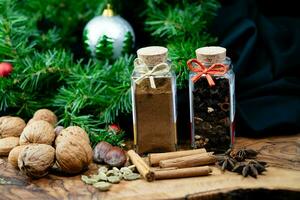 vinho quente e especiarias de natal em madeira de oliveira foto