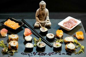 diferentes tipos de sushi de frutos do mar da ásia em uma ardósia foto